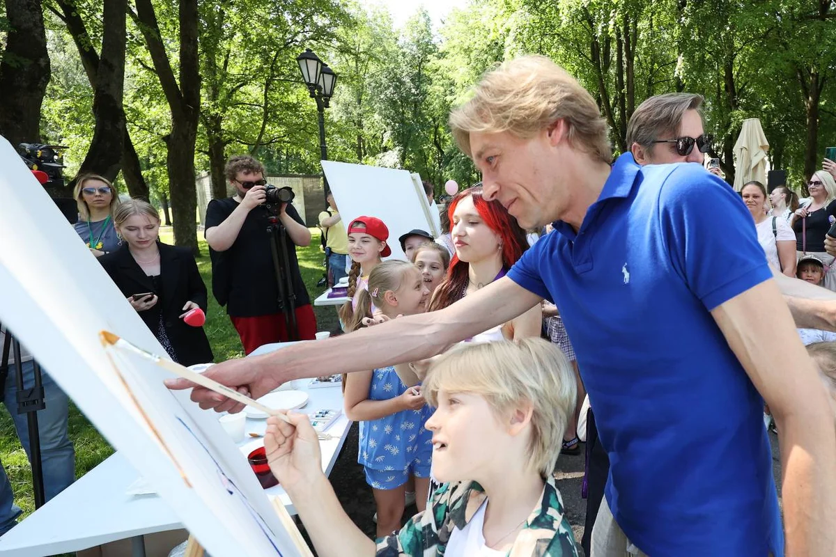 В Международный день защиты детей звезды кино, художники и дети встретились на главной площади Великого Новгорода, чтобы создать собственные произведения искусства